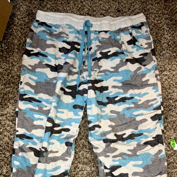 I am selling men's camouflaged joggers - Picture 1 of 2